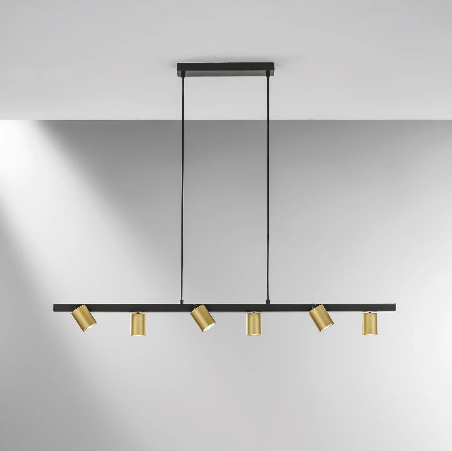 Sospensione lineare in metallo nero e punti orientabili in oro satinato 6XGU10 non incl. NIZZA Sospensione lineare in metallo nero e punti orientabili in oro satinato 6XGU10 non incl. NIZZA